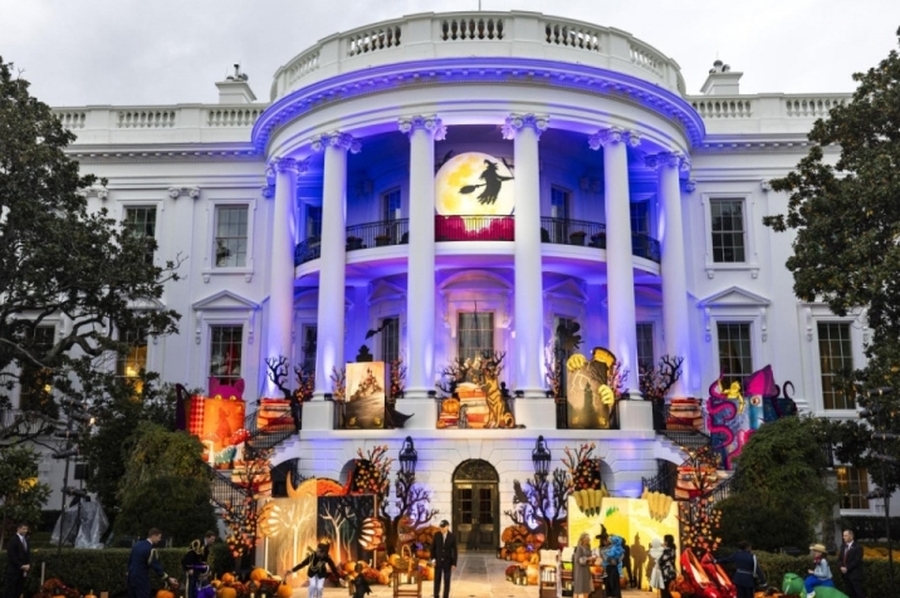 Halloween en la Casa Blanca: Joe Biden entregó caramelos y Blinken llevó a sus hijos con un insólito disfraz