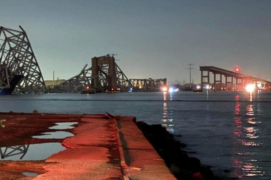 Estados Unidos: dramático derrumbe de un puente tras el choque de un carguero en Baltimore