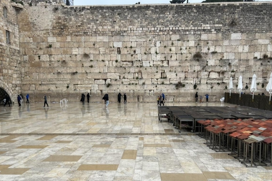 Limpian el Muro de los Lamentos antes del comienzo de las pascuas judías