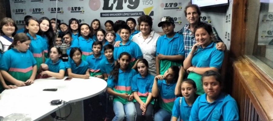 Alumnos y docentes de la Escuela Paraná Medio de Santa Rosa de Calchines visitaron nuestro programa de LT9