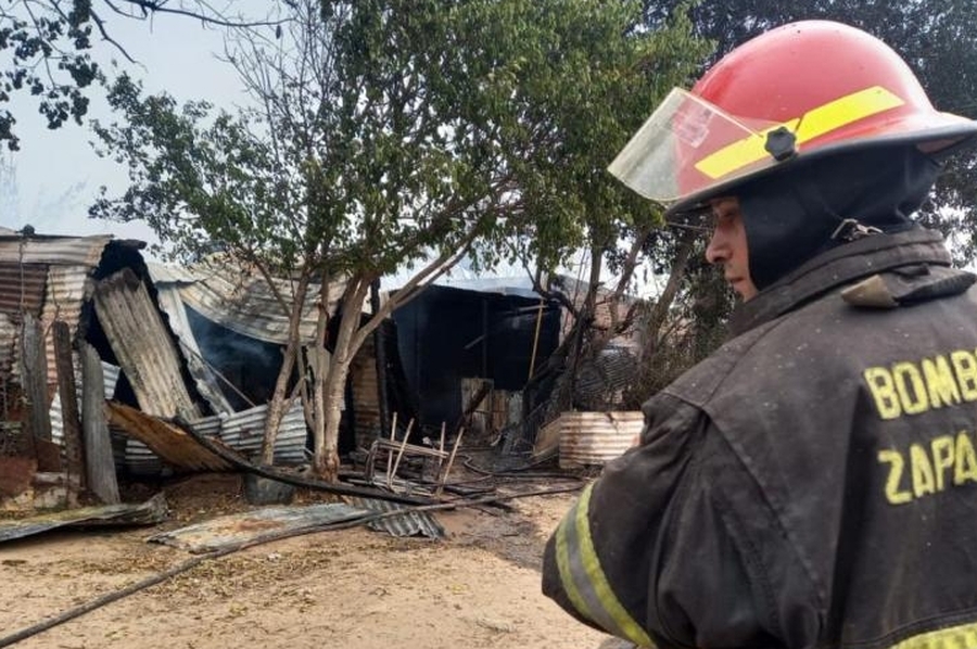 Se incendiaron tres viviendas en barrio Barranquitas y debieron rescatar a una mujer