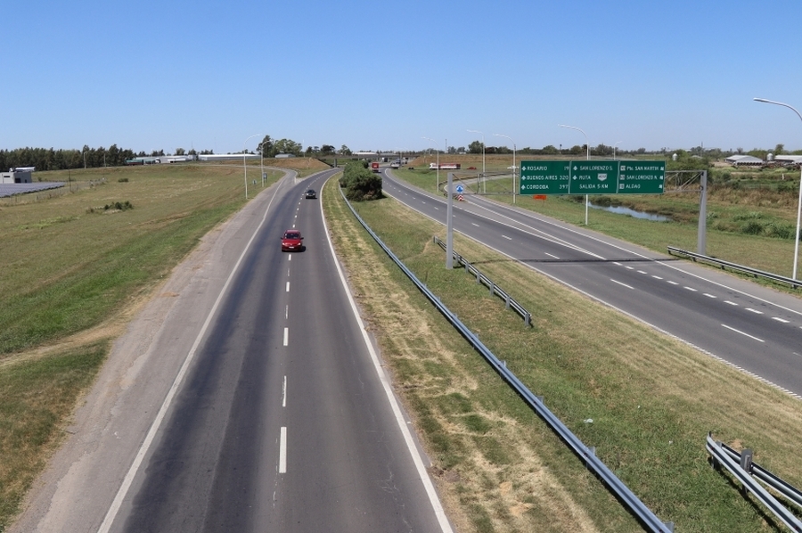 Avanzan las obras de iluminación y colocación de defensas metálicas en la zona sur de la Autopista Rosario - Santa Fe