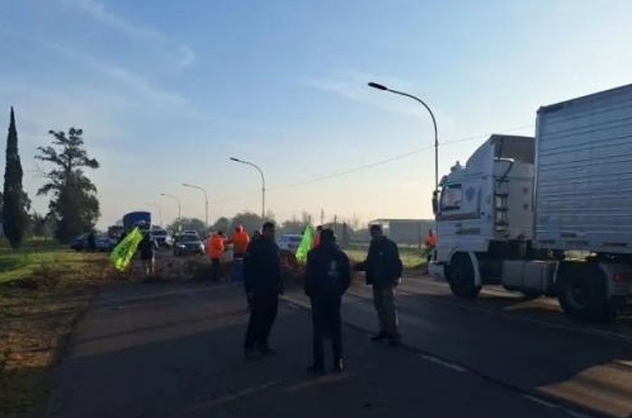 Villa Ocampo: un camionero chocó a un manifestante que protestaba en Ruta 11 por despidos en obras viales