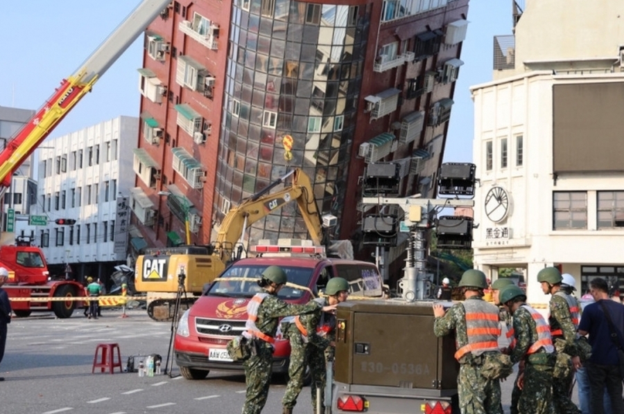 El sismo más potente en 25 años: el momento exacto en el que se derrumba un edificio en Taiwán