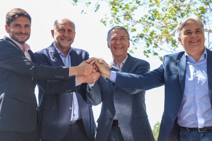 Perotti y Scharetti rubricaron el contrato para dar inicio a la obra del acueducto interprovincial Santa Fe - Córdoba
