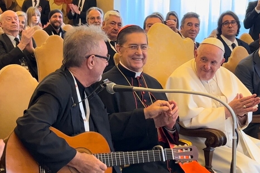 León Gieco cantó “Solo le pido a Dios” en el Vaticano e hizo emocionar al papa Francisco