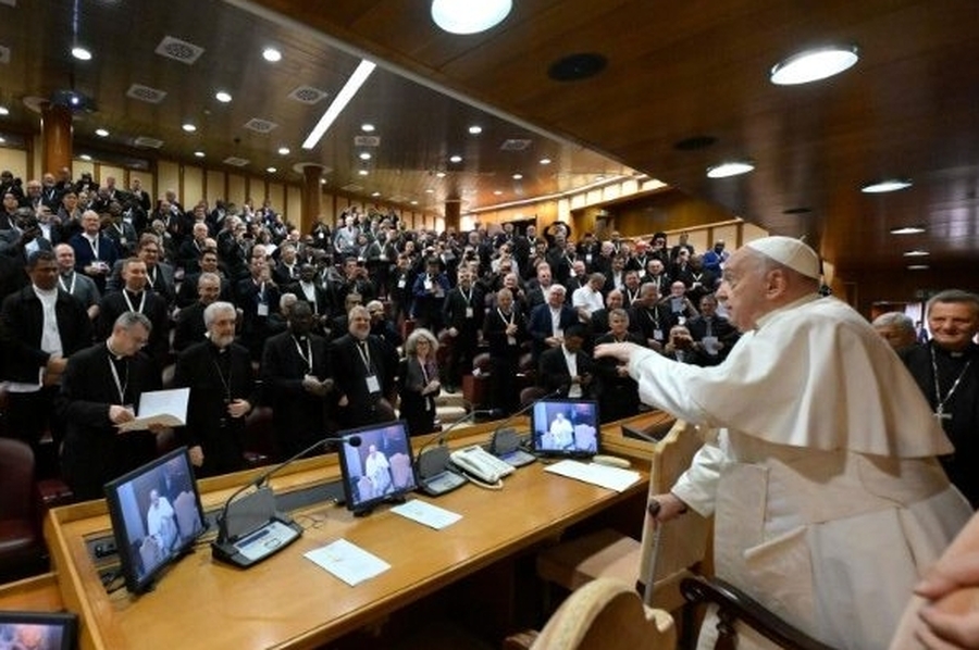 El Papa invita a los párrocos a construir una Iglesia sinodal y misionera