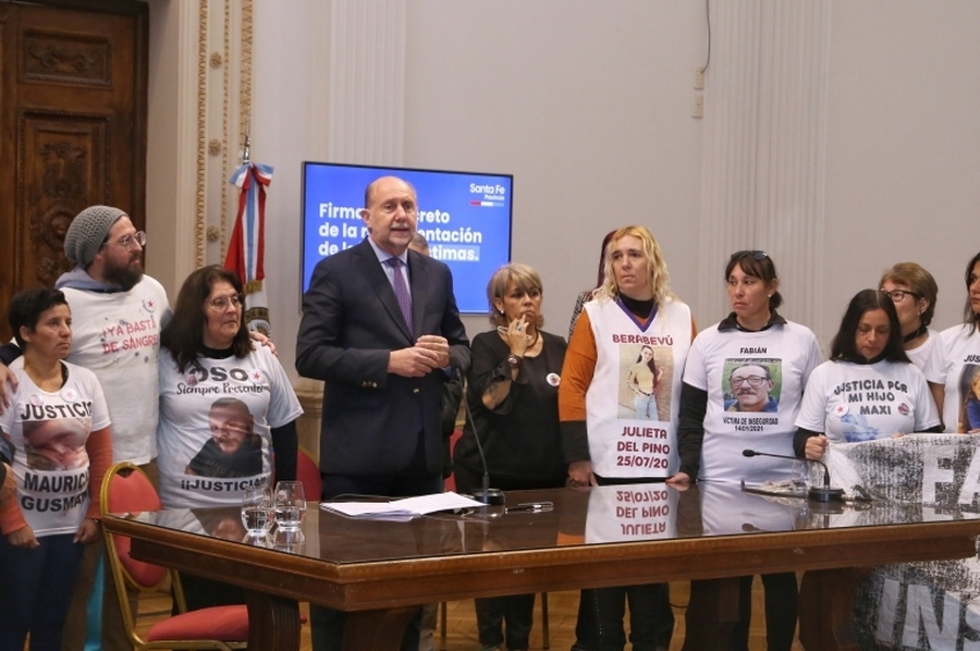 Perotti firmó el decreto de reglamentación de la ley de Derechos y Garantías de las Personas Víctimas de Delitos