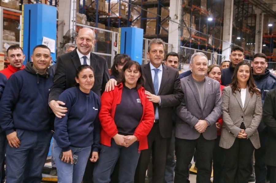 Agenda productiva: Perotti y Massa recorrieron la planta de la empresa de electrodomésticos Liliana
