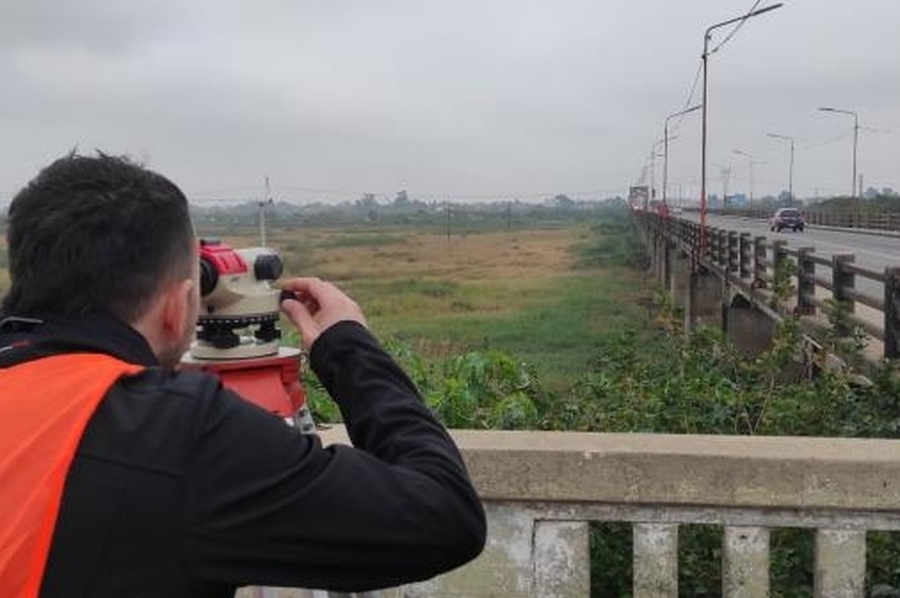 Especialistas de Vialidad Nacional realizan estudios en el Puente Carretero