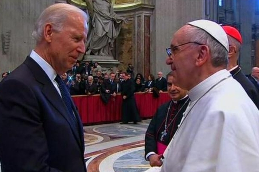 El Papa llamó por teléfono al presidente Joe Biden para discutir la paz