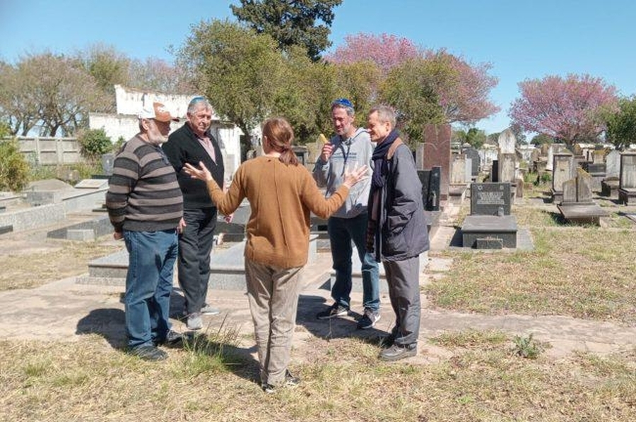 Denuncian robo de placas en los cementerios de Ceres