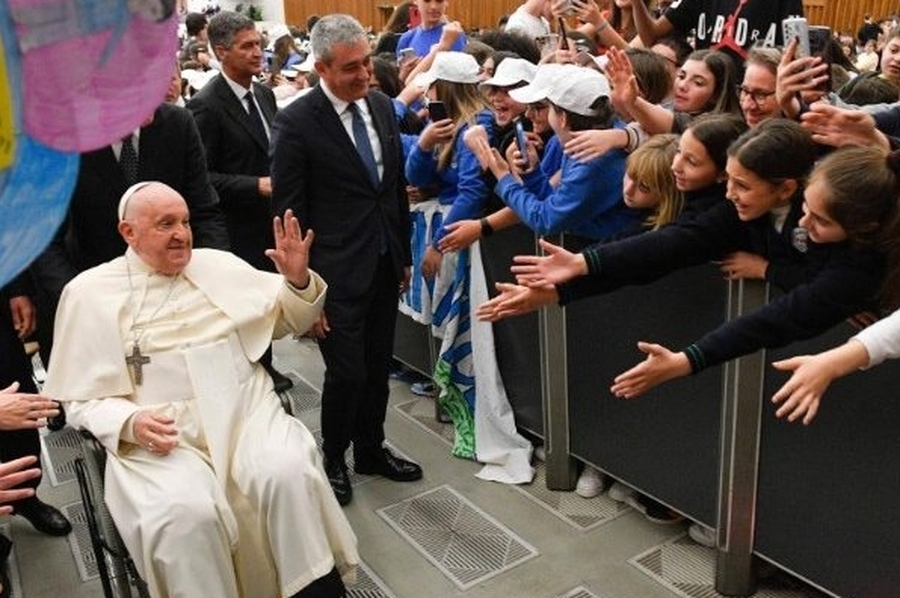 El Papa pide a los niños ser 'artesanos de la paz' en un tiempo marcado por la guerra