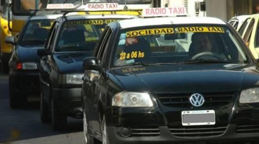 Taxistas reclaman a la municipalidad controles estrictos sobre UBER