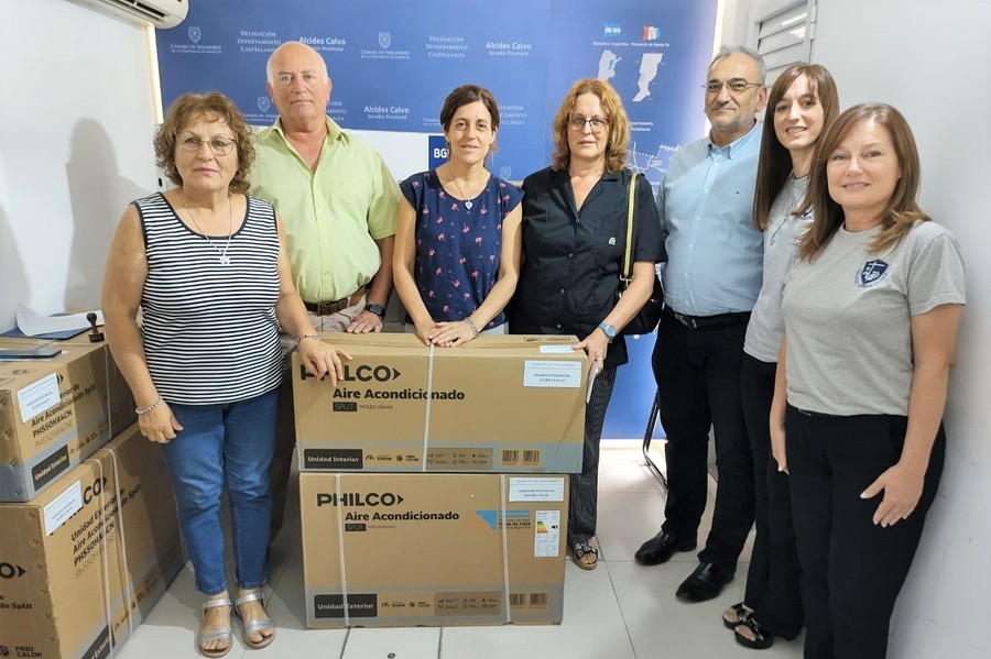 Instituciones educativas de Santa Clara de Saguier recibieron equipamiento del senador Alcides Calvo