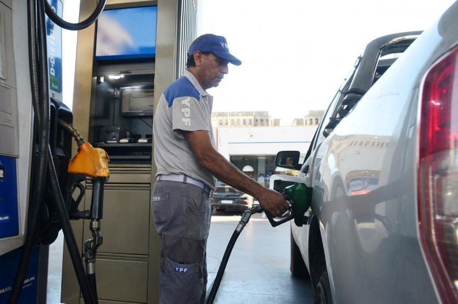 Aplazan la suba de impuestos al combustible