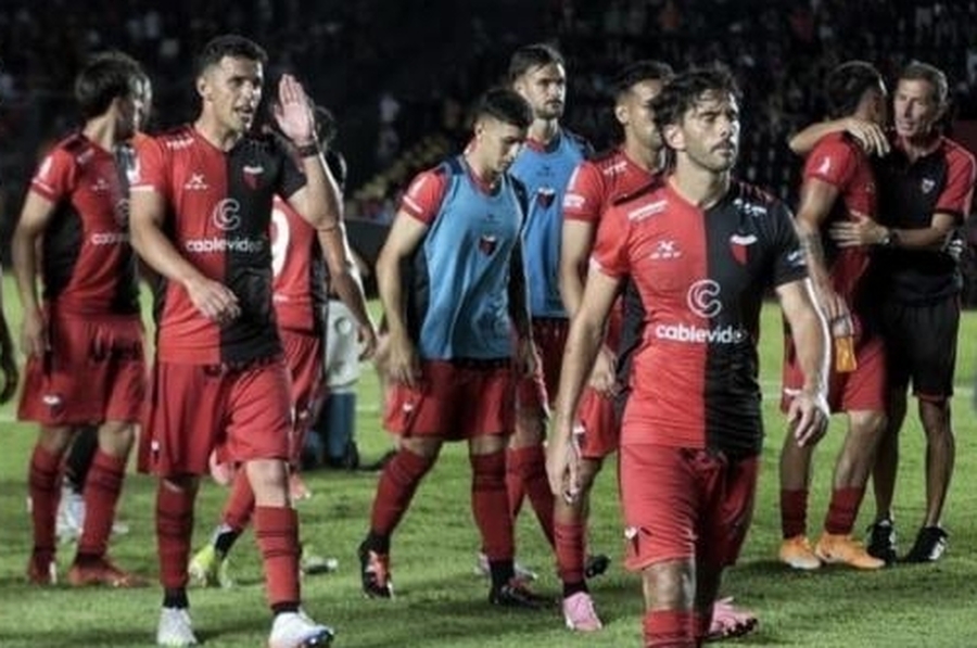 Colón fue más que Temperley pero no pudo salir del empate