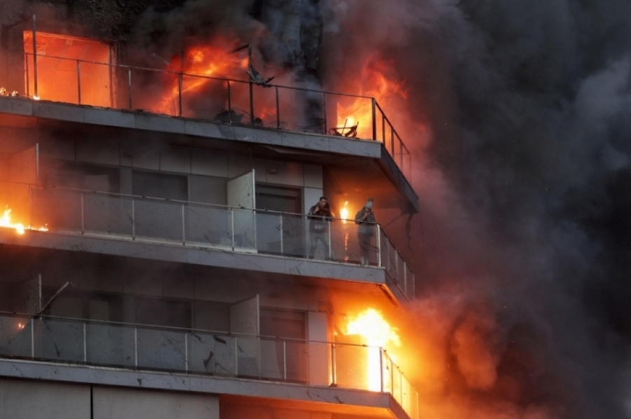Voraz incendio en un edificio de Valencia: bomberos heridos, personas atrapadas y riesgo de derrumbe