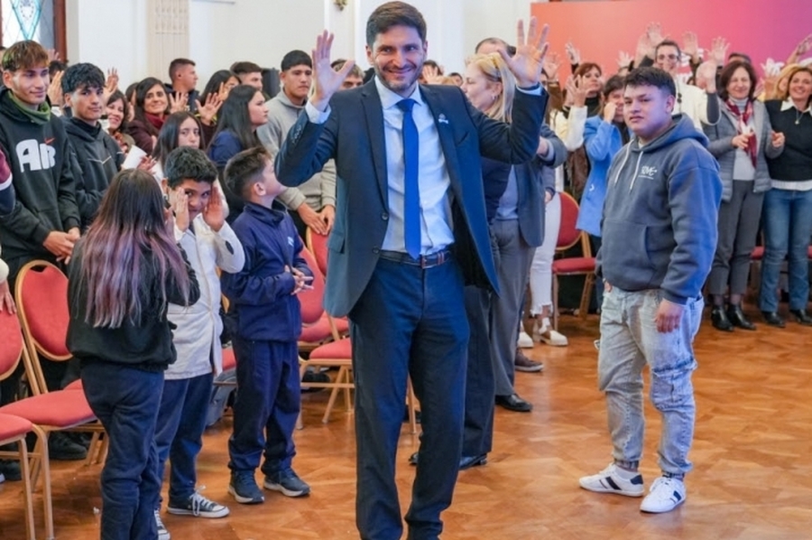 Pullaro: “Con los valores de la igualdad y la libertad, el Himno nos llama a fortalecer la vida en democracia”