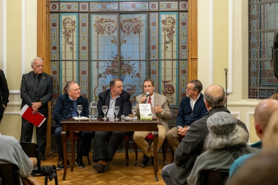Con un marco multitudinario se presentó el libro 