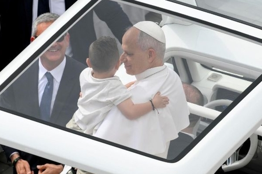 León XIV recordó el atentado contra Juan Pablo II y rezó en el lugar donde fue herido