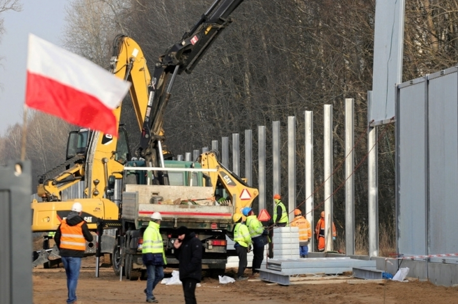 Alerta máxima en la frontera con Rusia y Bielorrusia: Polonia apura la construcción de más barreras de protección
