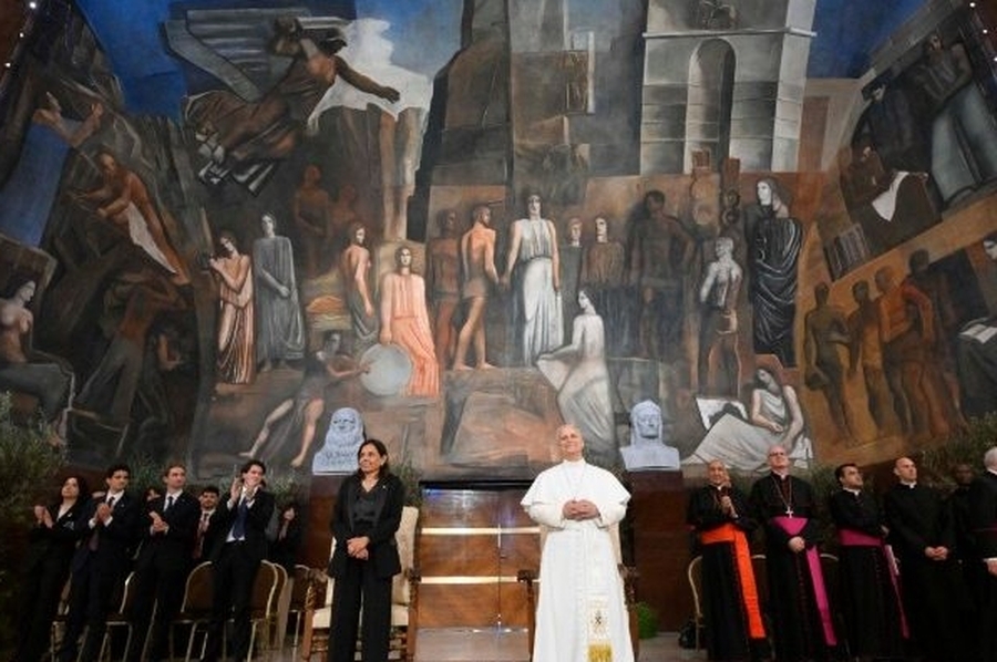 León XIV pidió a los universitarios ser “artesanos de paz” y criticó el rearme mundial