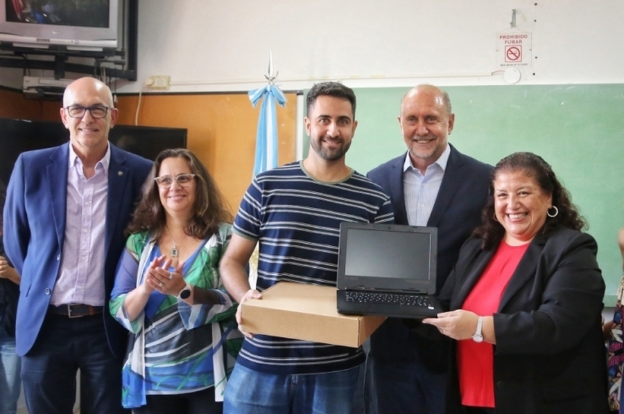 El Gobernador Omar Perotti entregó 150 notebooks a institutos técnicos de la ciudad de Rosario