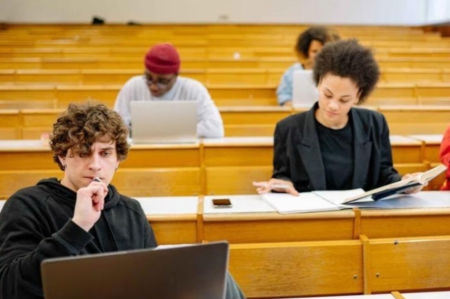 Polémica en Reino Unido: para reducir la inmigración, Gobierno restringe condiciones a estudiantes extranjeros