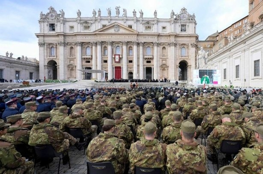 El Papa pide a las Fuerzas Armadas ser testigos valientes del amor de Dios