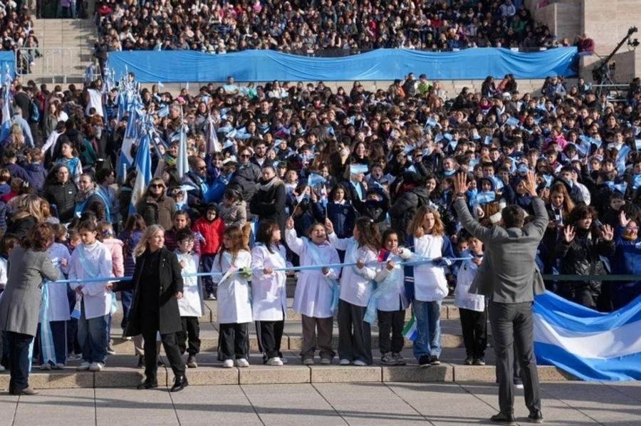 Pullaro encabezó el acto de Promesa de Lealtad a la Bandera ante más de 8.000 alumnos de todo el país