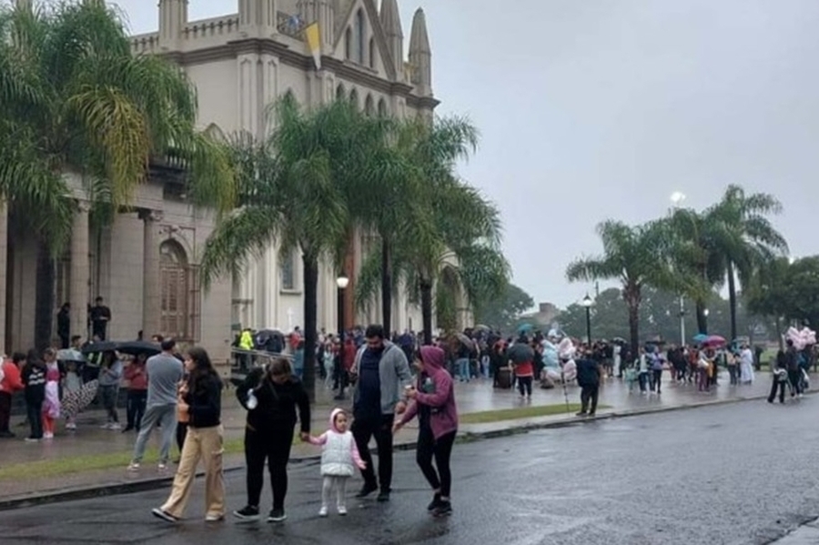 Pese a una lluvia torrencial, una multitud fue a venerar a la Virgen de Guadalupe