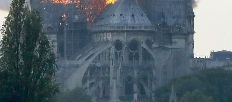 Anunciaron la extinción del incendio en Notre Dame