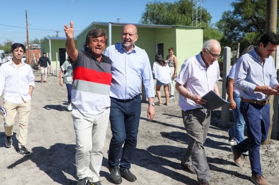 Perotti recorrió las obras de construcción de viviendas en barrios de la capital provincial