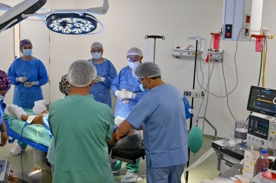 Mientras se trasladaban pacientes, el Hospital Jaime Ferré realizó su primera cirugía y activó todos sus servicios