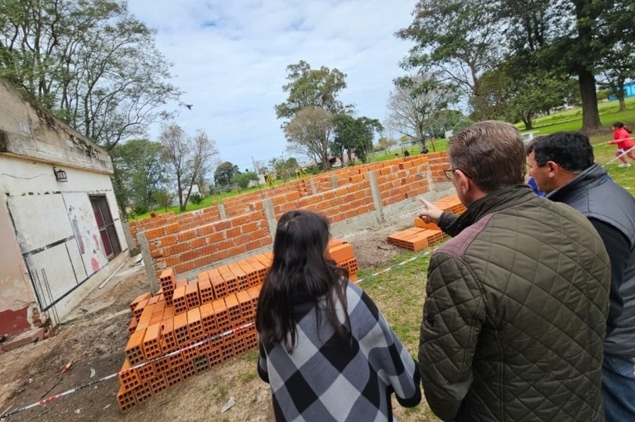 Borla recorrió obras de construcción de aulas en el departamento San Justo
