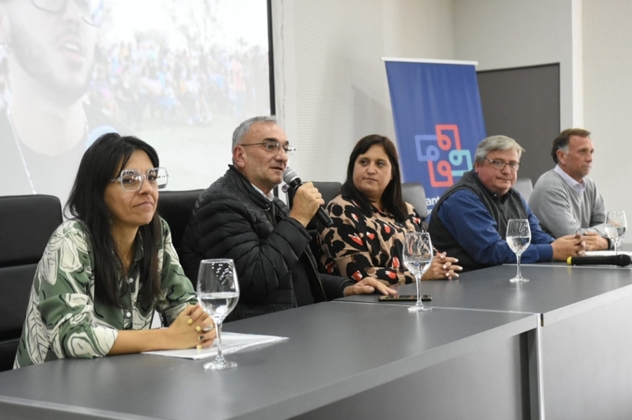 Calvo participó de la firma de convenios del programa “Santa Fe Más: Aprender Haciendo”