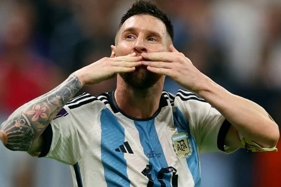Emotiva noche en el Monumental: triunfo categórico y homenaje para Messi
