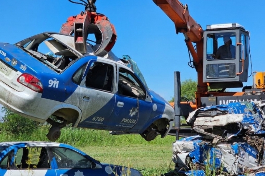 Provincia comenzó a compactar vehículos en el depósito policial del departamento San Justo