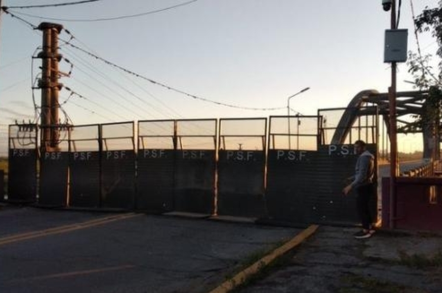 Cerraron el paso de todos los vehículos por el Puente Carretero