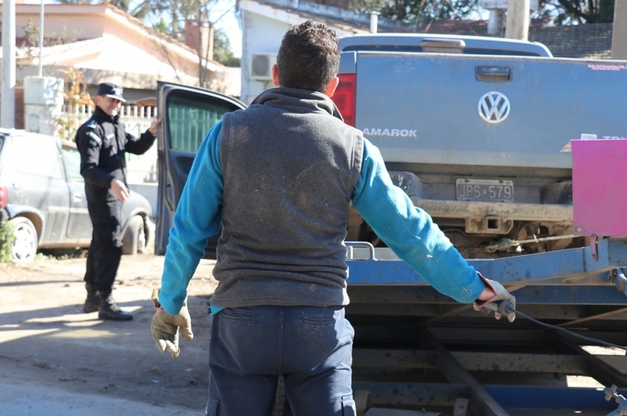 Seguridad: comenzaron a remover vehículos en desuso en las comisarías de La Capital