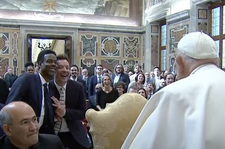 El Papa, a humoristas: 'Al hacer brotar una sonrisa, hacen sonreír también a Dios'