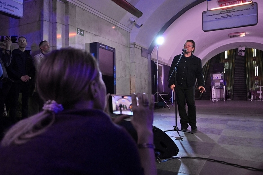 Bono y The Edge dieron un concierto sorpresa en una estación de subte de Kiev