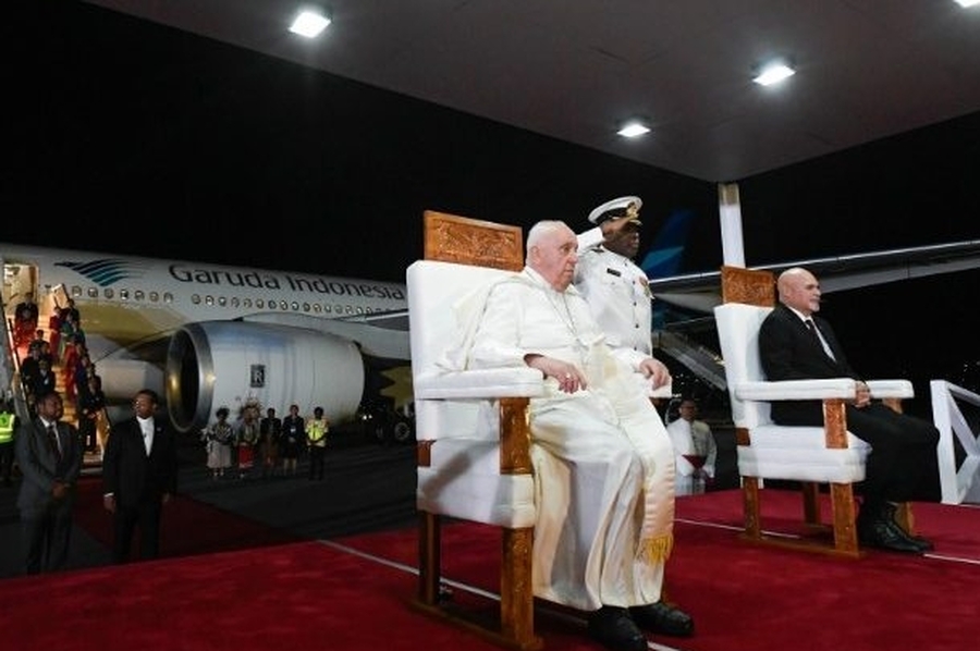 Francisco llegó a Papúa Nueva Guinea, la etapa oceánica de su viaje