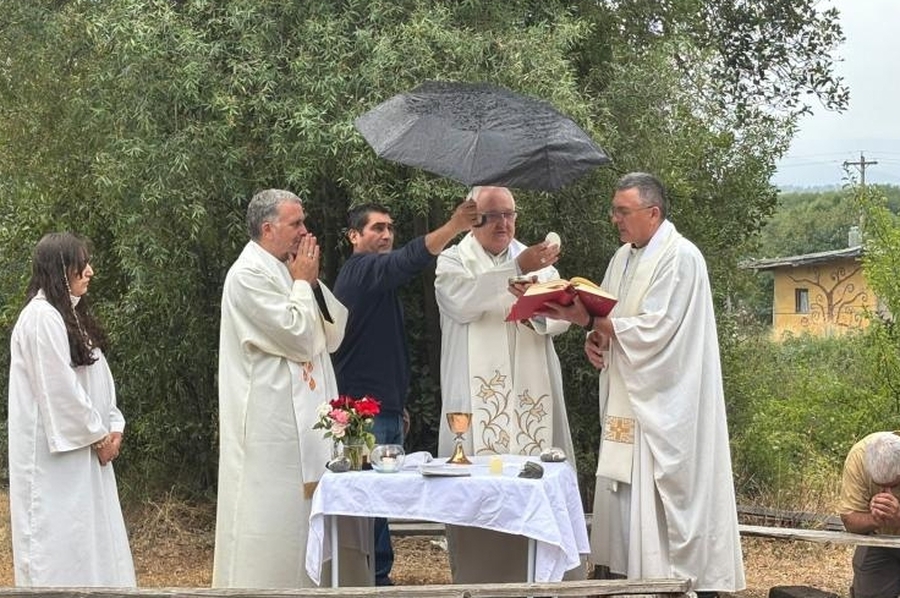 Obispos patagónicos acompañaron a familias afectadas por los incendios en El Hoyo