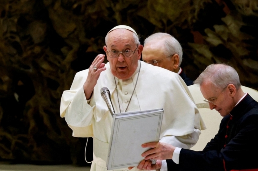Si bien confirmó que sigue resfriado, el papa Francisco continua sus trabajos y presentaciones