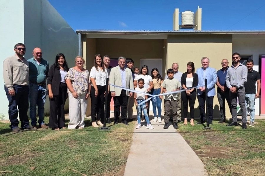 Michlig encabezó un acto de entrega de viviendas y aportes en Arrufó