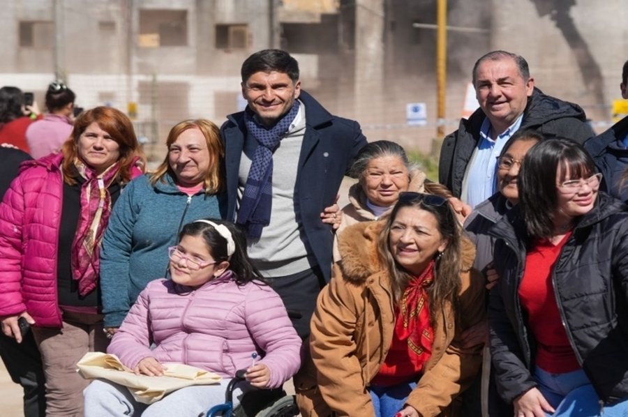 Pullaro supervisó la demolición de los últimos monoblocks con riesgo de derrumbe en barrio Acería y entregó 74 nuevas viviendas