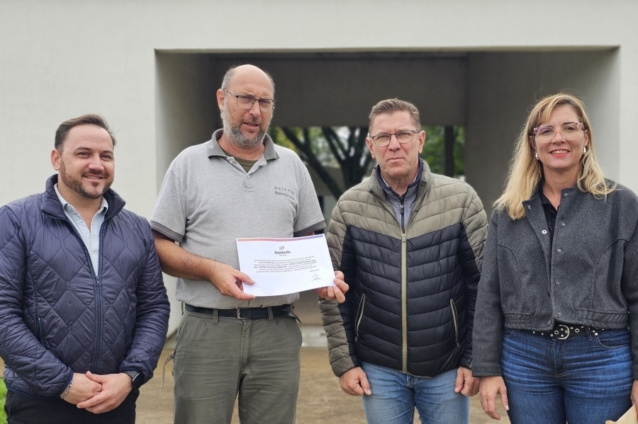 Borla entregó aportes para la compra de equipos de aire para una escuela de Pedro Gómez Cello