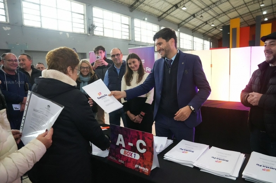 El gobernador Pullaro encabezó la entrega de escrituras de viviendas a 200 vecinos de la ciudad de Santa Fe